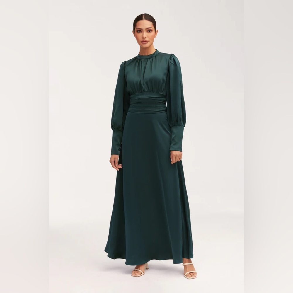 NWT Veiled Yasmeena dress size M 62” in Emerald
